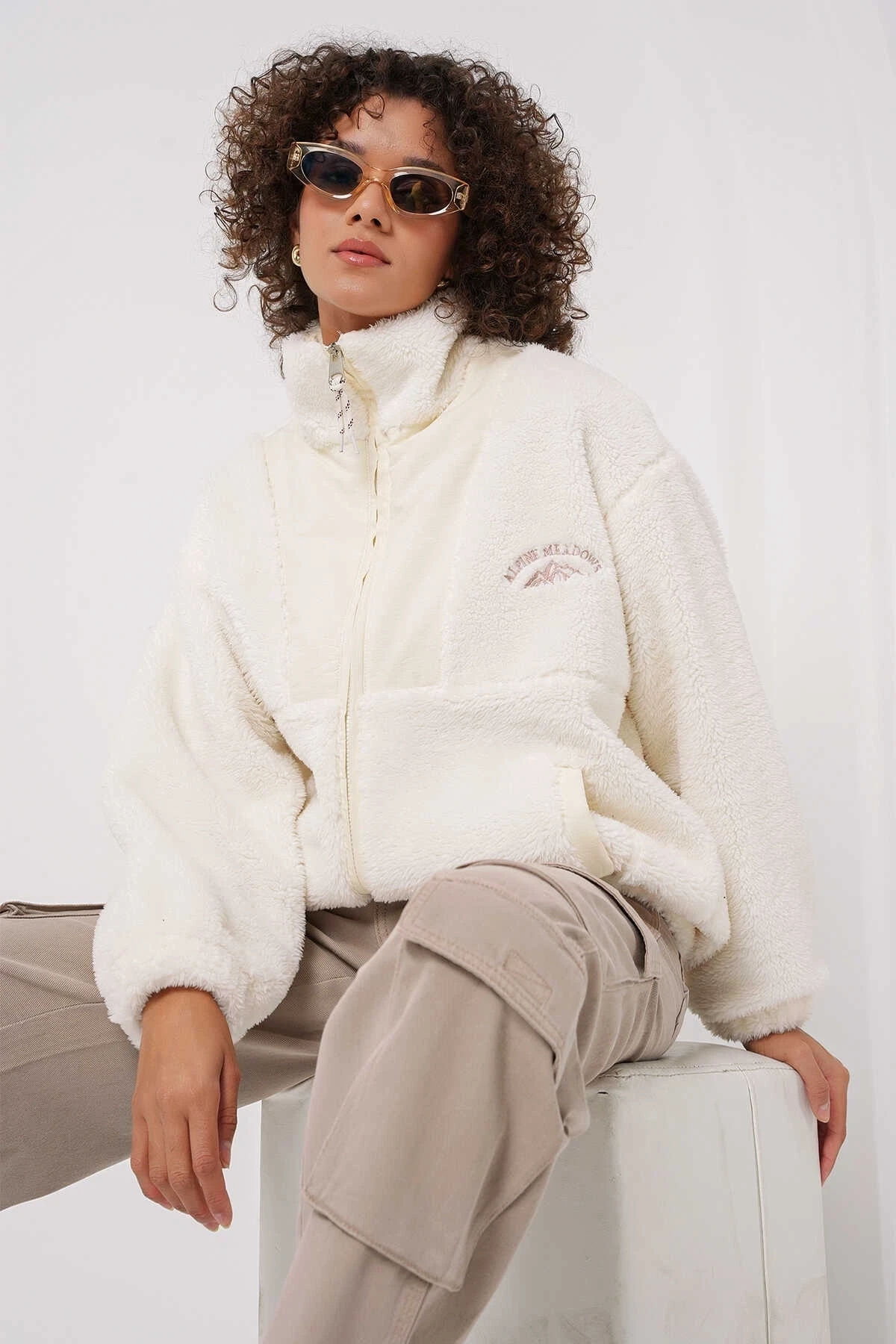 Kadın Ekru Krem Baskılı Fermuarlı Suni Yünlü Astarlı Peluş Ceket HZL25W-BD151941