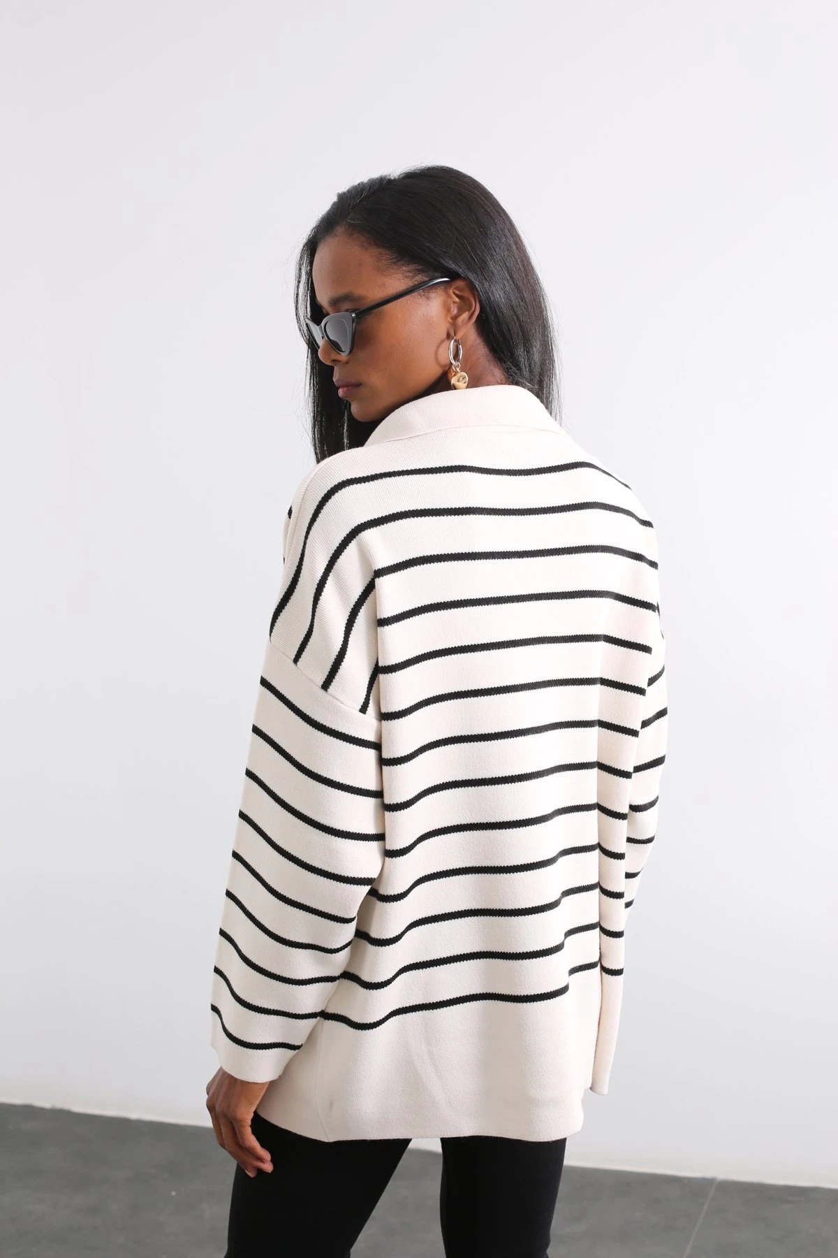 Kadın Ekru Siyah Çizgili Polo Yaka Triko Kazak  HZL25W-BD1100841