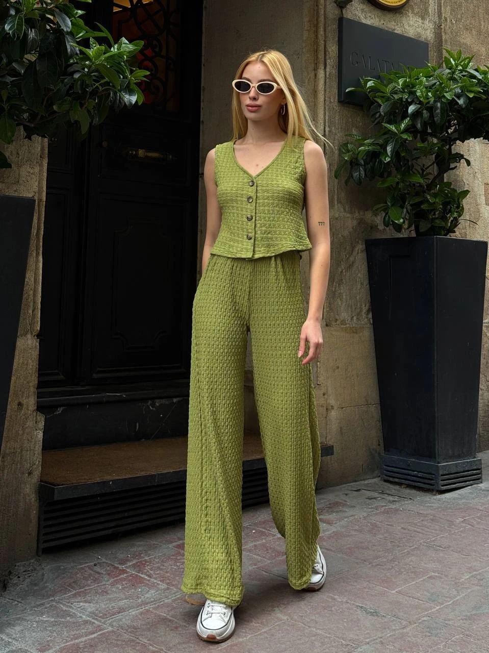 Kadın Fıstık Yeşil Beli Lastilkli Gofre Kumaş Pantolon HZL24S-ZK13261