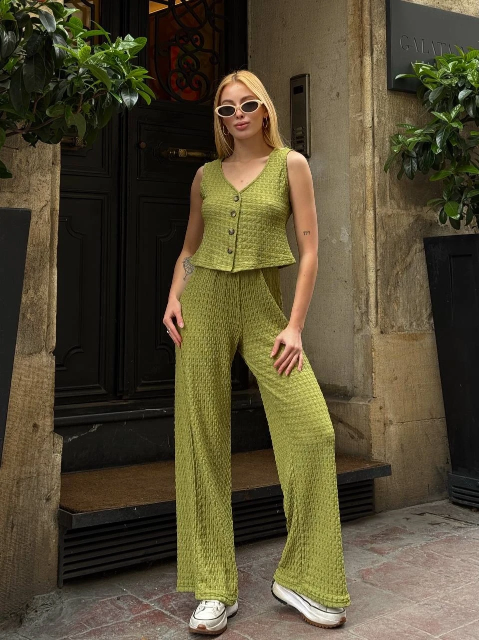 Kadın Fıstık Yeşil Beli Lastilkli Gofre Kumaş Pantolon HZL24S-ZK13261