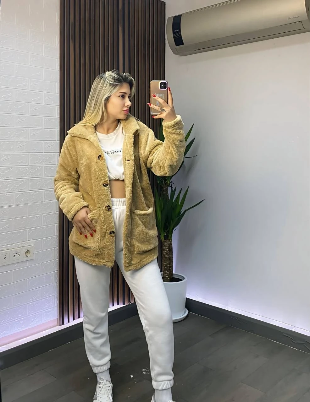 Kadın Koyu Bej Çift Cepli Önü Düğmeli Astarsız Oversize Peluş Ceket HZL25W-DSB110991