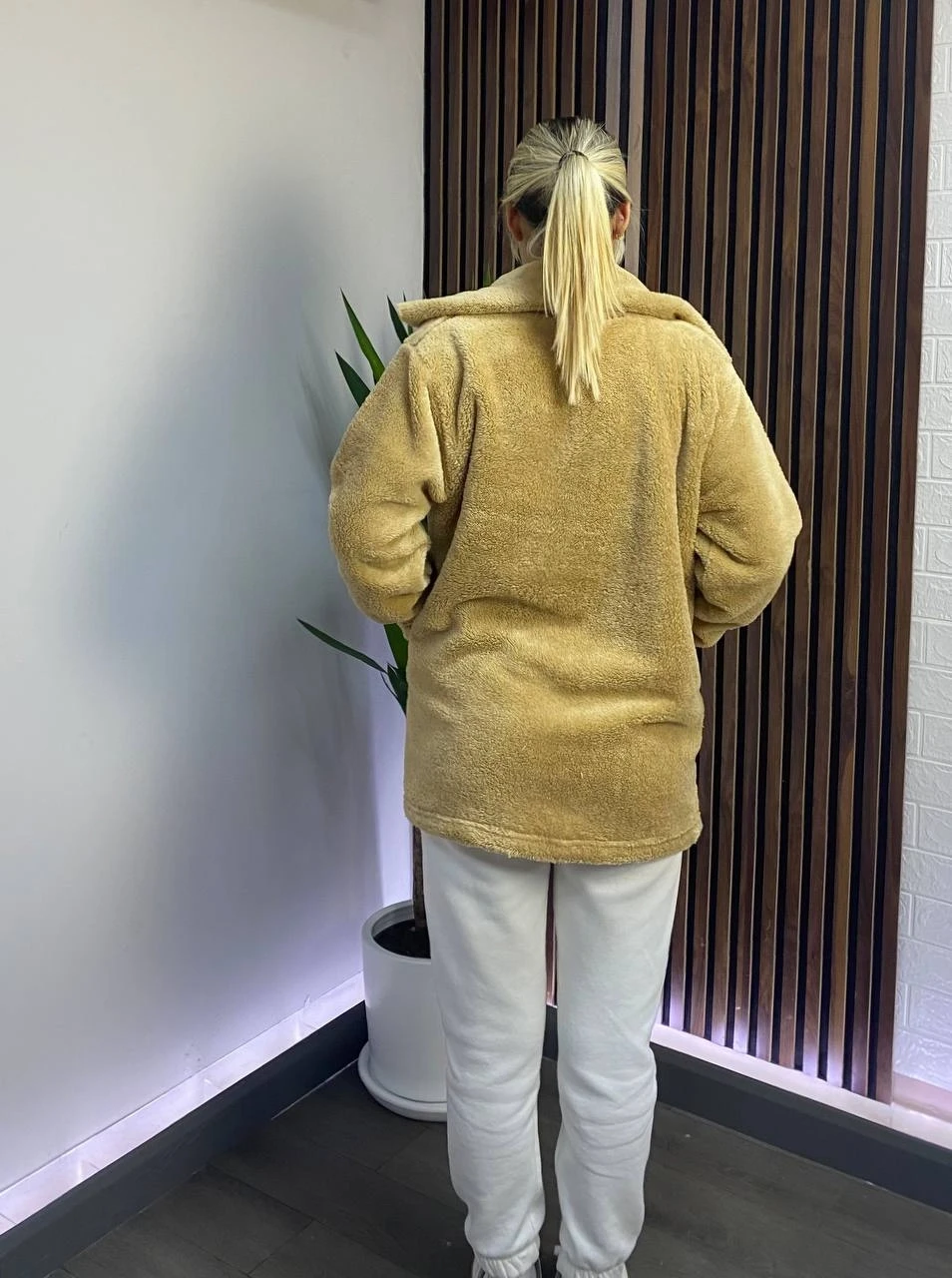 Kadın Koyu Bej Çift Cepli Önü Düğmeli Astarsız Oversize Peluş Ceket HZL25W-DSB110991