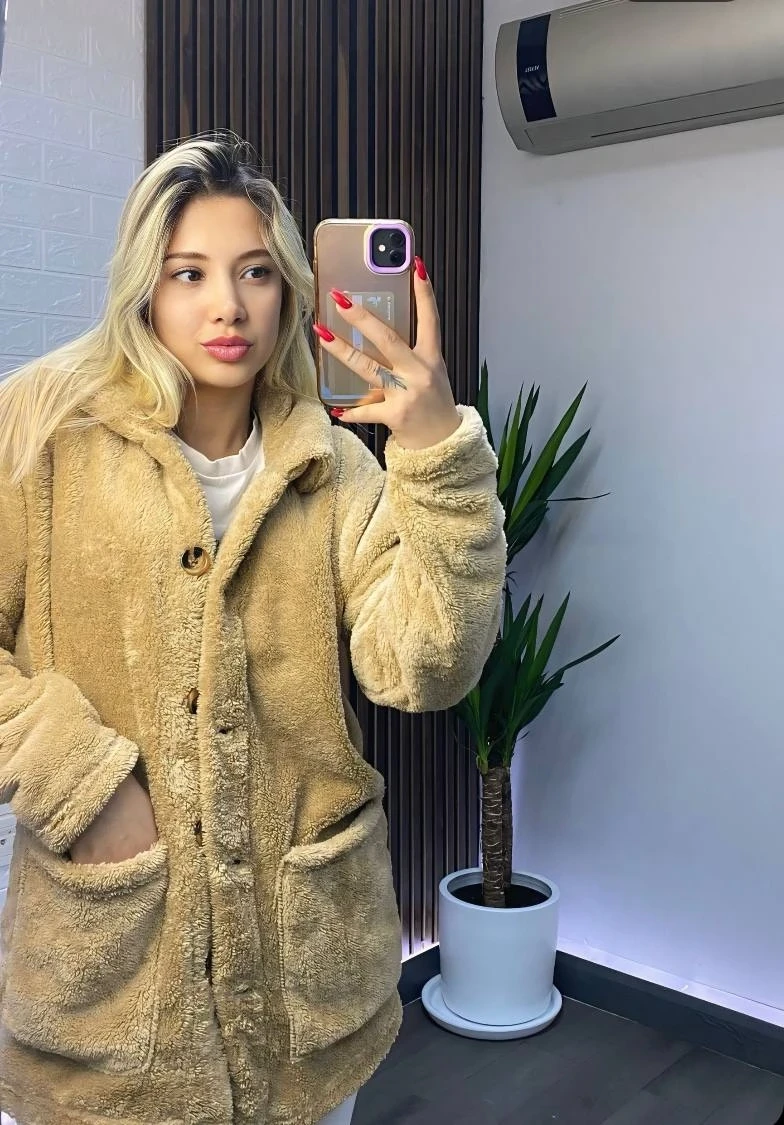 Kadın Koyu Bej Çift Cepli Önü Düğmeli Astarsız Oversize Peluş Ceket HZL25W-DSB110991