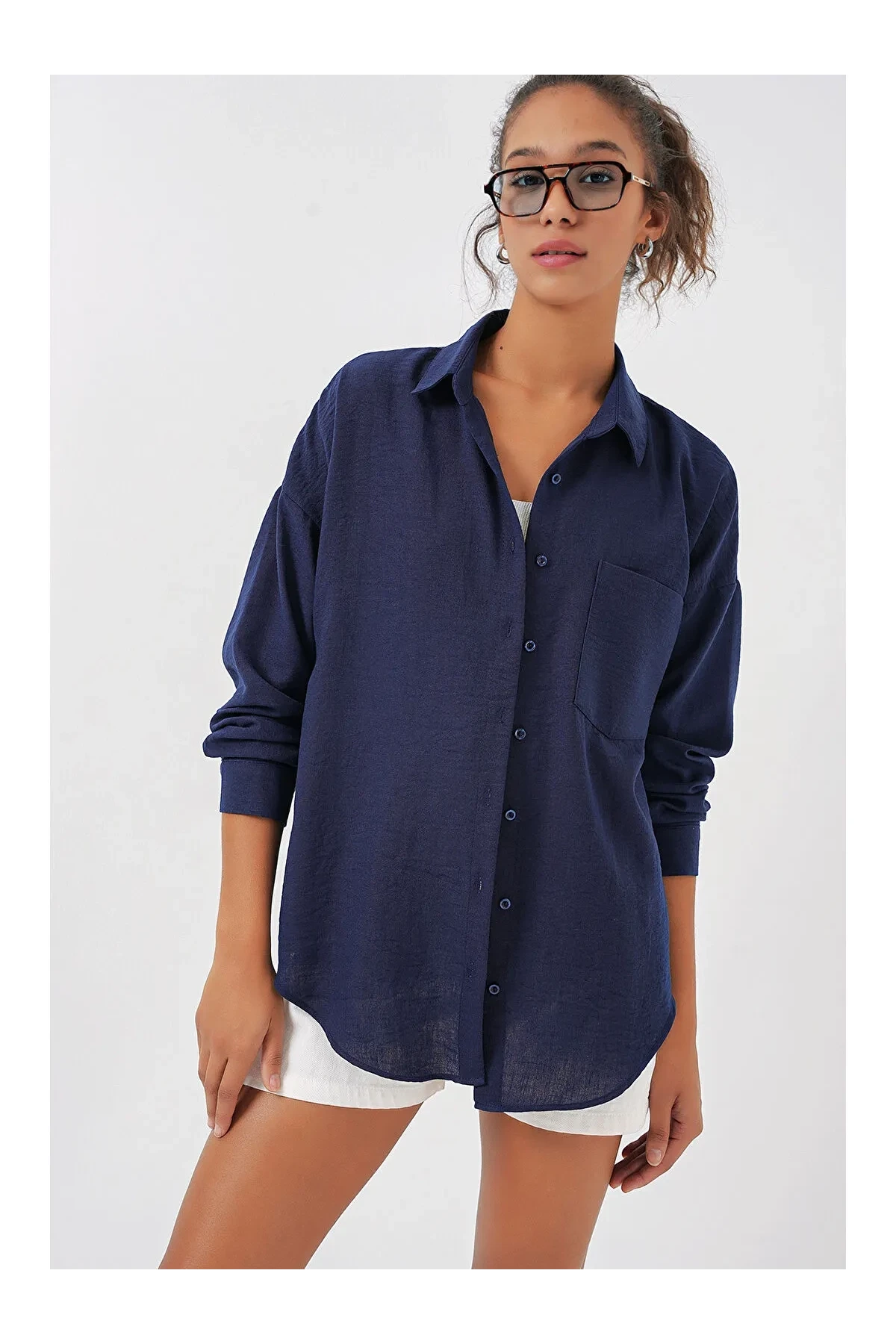 Kadın Lacivert Tek Cepli Oversize Keten Ayrobin Gömlek HZL24S-BD1201531