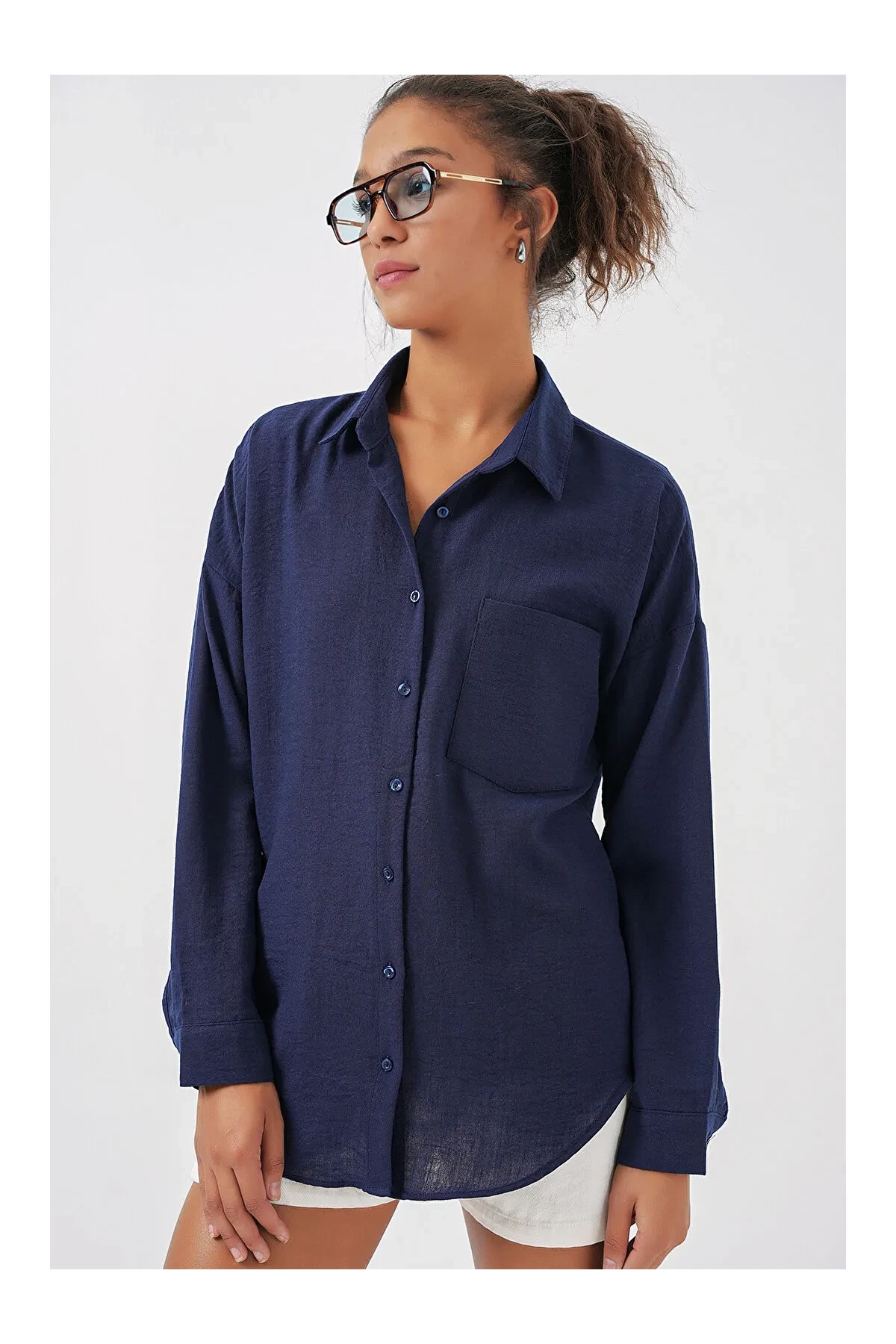 Kadın Lacivert Tek Cepli Oversize Keten Ayrobin Gömlek HZL24S-BD1201531