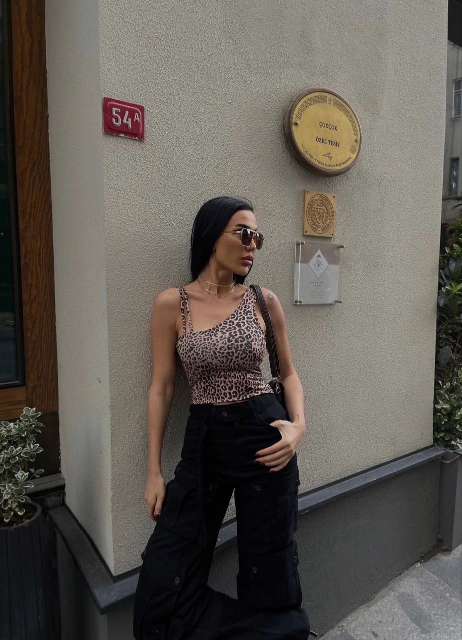 Kadın Leopar Desenli Çift Askılı Tek Kol Crop Bluz HZL24S-ZK11011