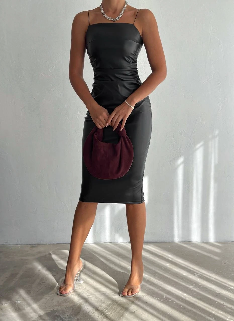 Kadın Siyah Askılı Yandan Drape Detaylı Suni Deri Elbise HZL24S-FRY122491