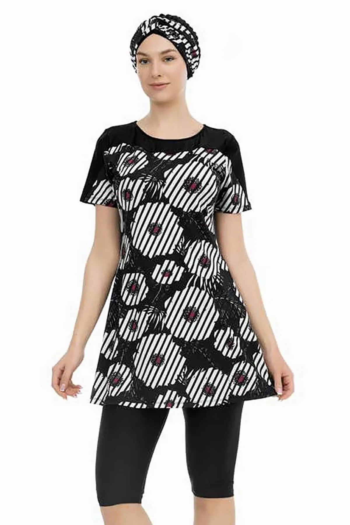 Kadın Siyah Beyaz Çiçek Desenli Kısa Kol Yarı Kapalı Taytlı Mayo HZL25S-AR211/516