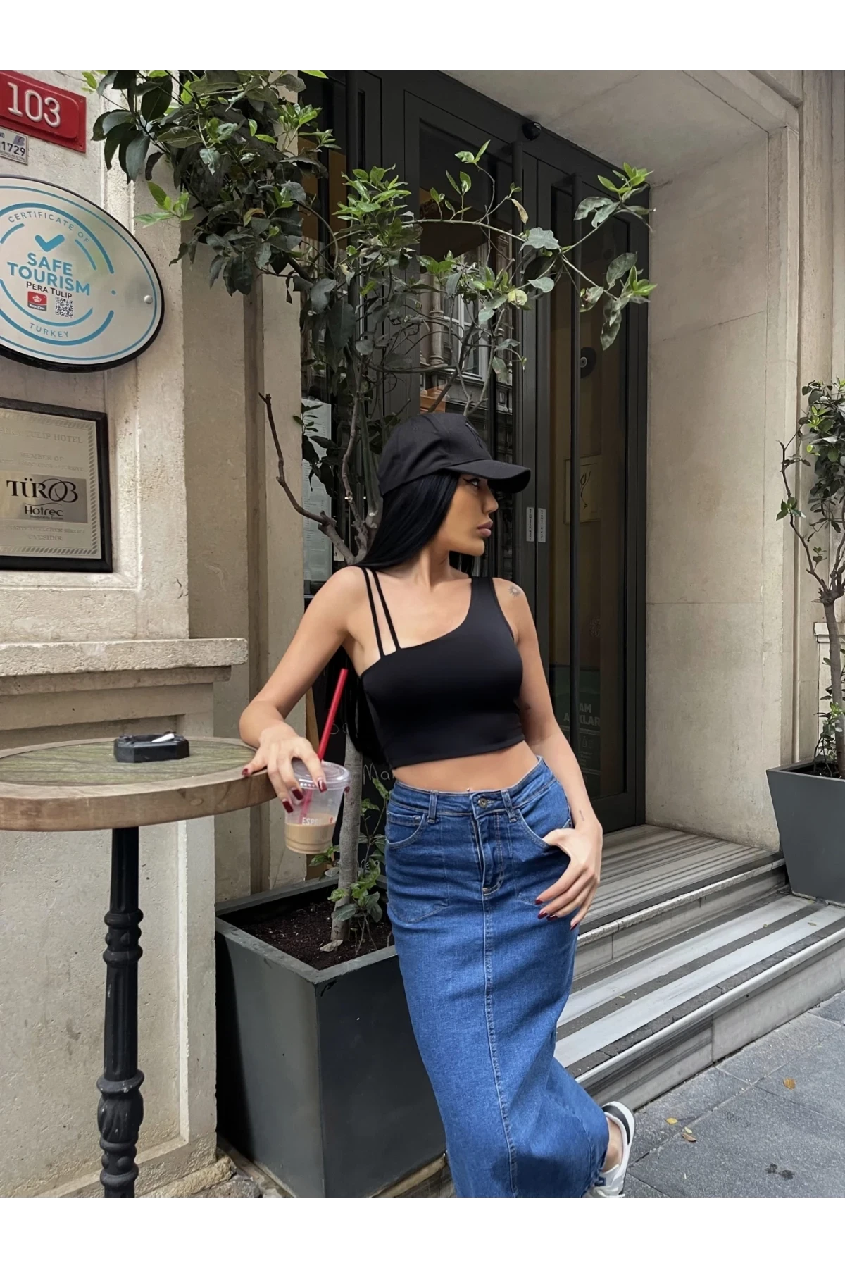 Kadın Siyah Çift Askılı Tek Kol Crop Bluz HZL24S-ZK11011