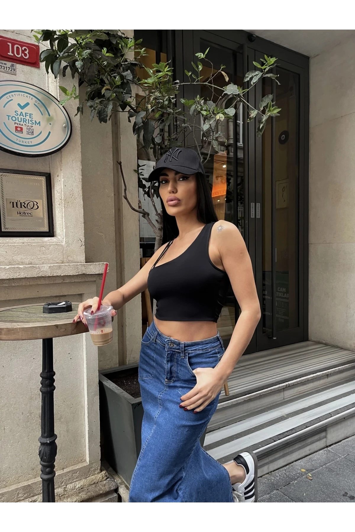 Kadın Siyah Çift Askılı Tek Kol Crop Bluz HZL24S-ZK11011
