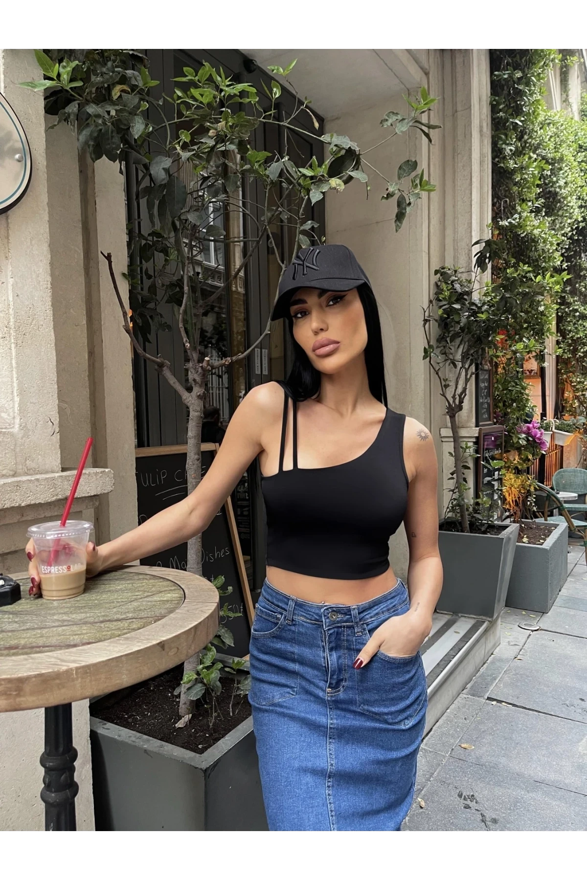 Kadın Siyah Çift Askılı Tek Kol Crop Bluz HZL24S-ZK11011