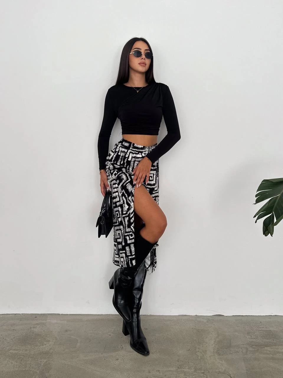 Kadın Siyah Etnik Desen Yüksek Bel Çift Yırtmaç Detay Midi Boy Etek HZL25S-FRY122271