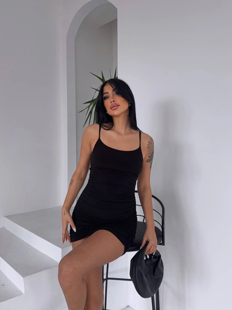 Kadın Siyah İnce Askılı Yanlardan Drapeli Mini Elbise HZL25S-FRY123071