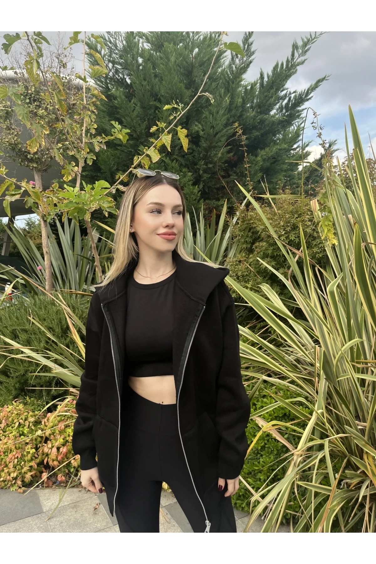 Kadın Siyah Kapüşonlu Fermuarlı Şardonlu Oversize Sweatshirt HZL24W-ZK146