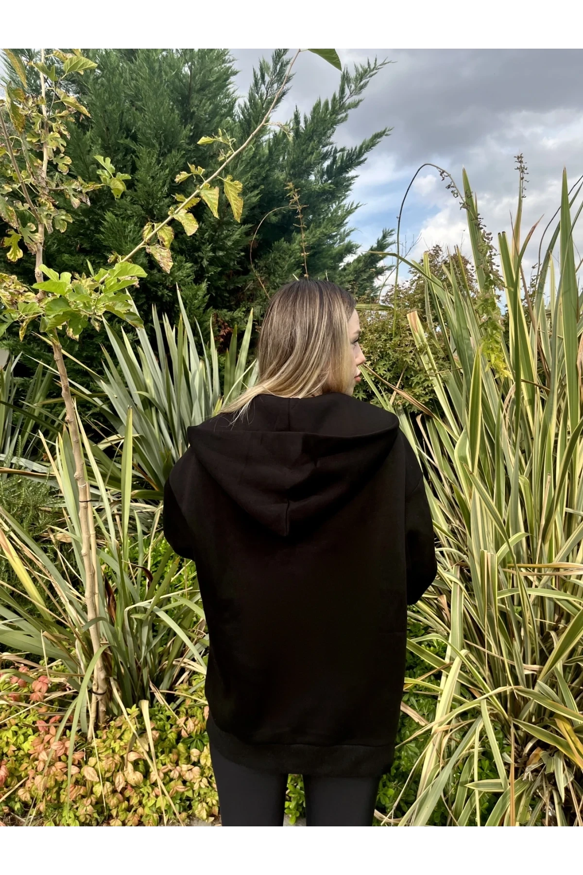 Kadın Siyah Kapüşonlu Fermuarlı Şardonlu Oversize Sweatshirt HZL24W-ZK146