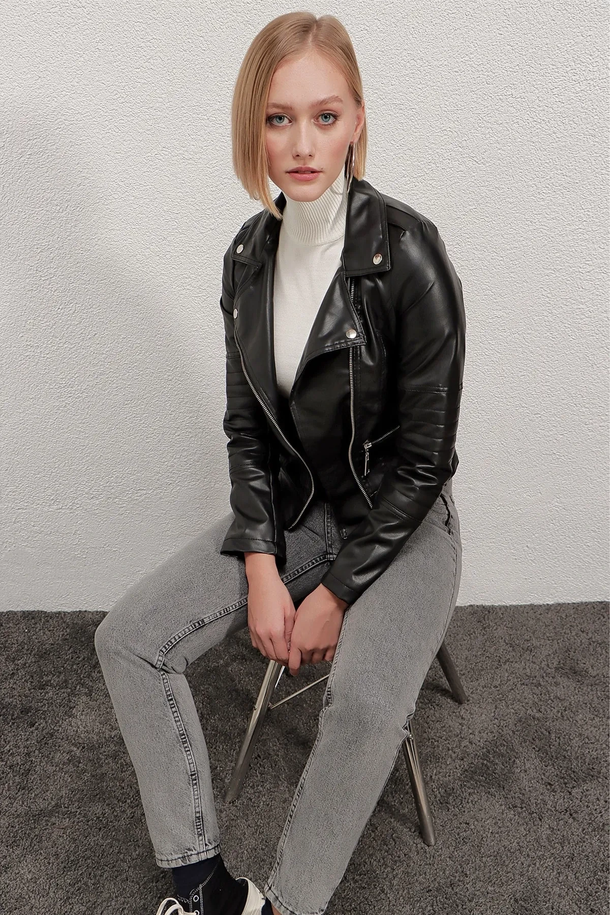 Kadın Siyah Kısa Suni Deri Astarlı Biker Ceket HZL22W-BD110251
