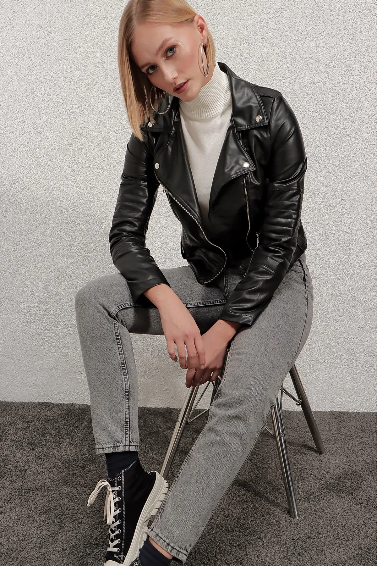 Kadın Siyah Kısa Suni Deri Astarlı Biker Ceket HZL22W-BD110251