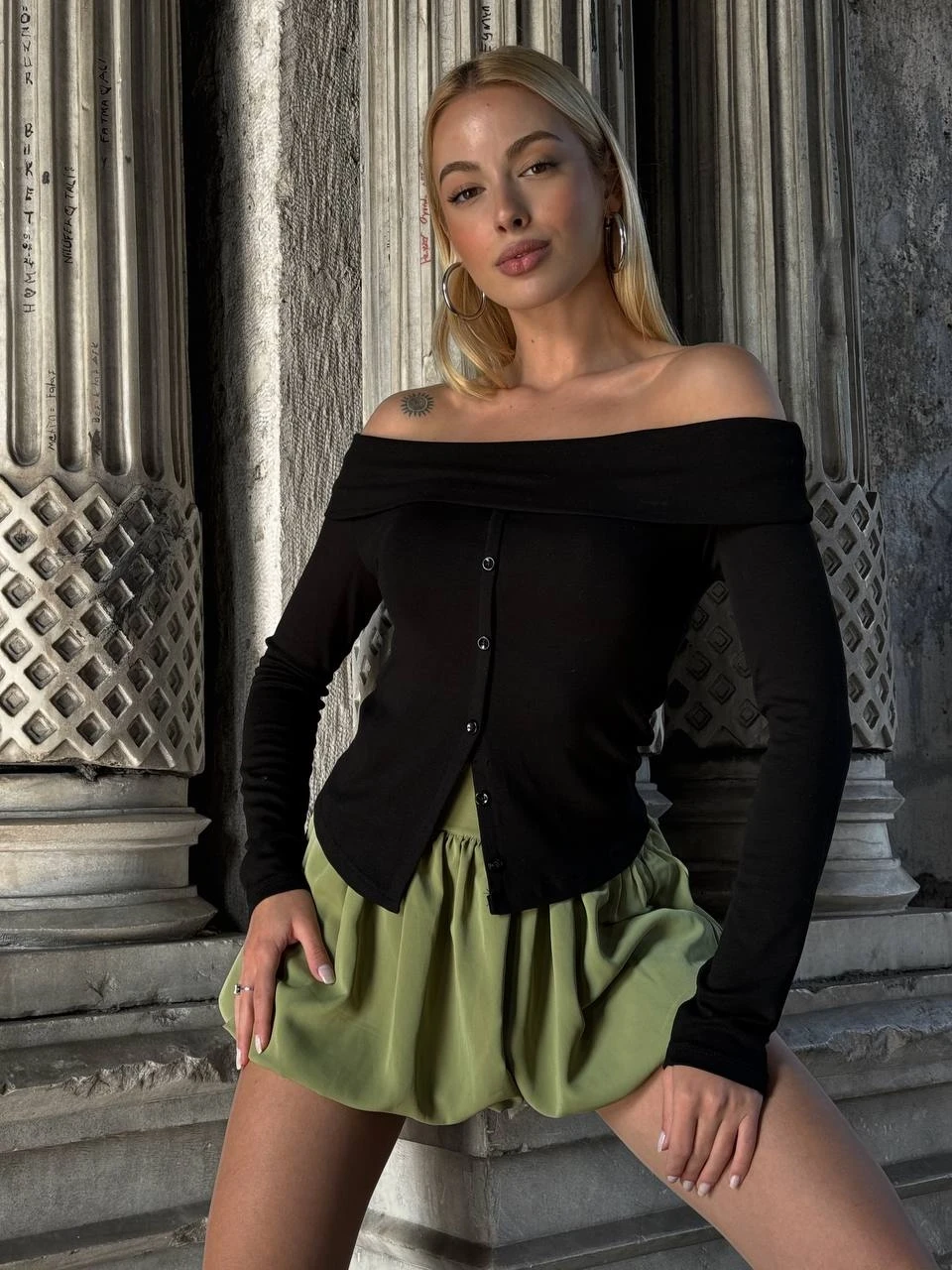 Kadın Siyah Madonna Yaka  Düğme Detaylı Crop Bluz HZL25W-ZK11491