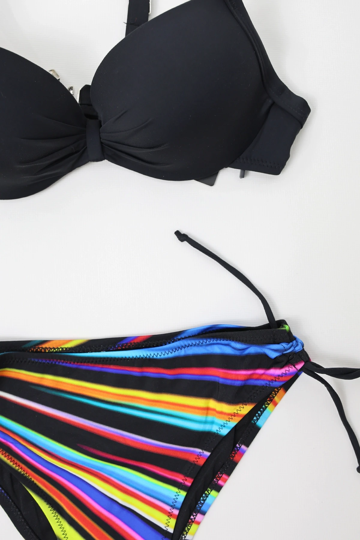 Kadın Siyah Renk Desenli Astarlı  Üçgen Bikini Takım HZL24S-LC3323