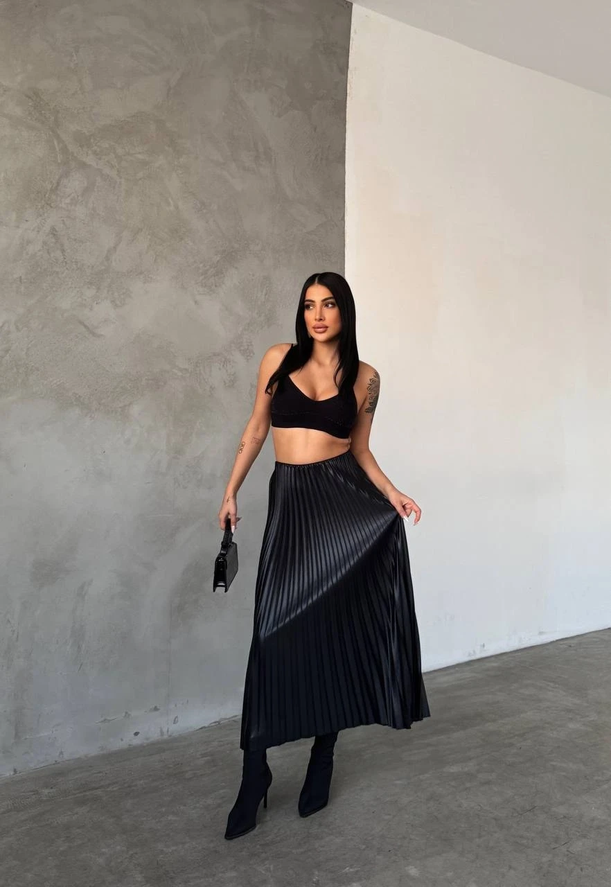 Kadın Siyah Saten Görünümlü Beli Lastikli Piliseli Uzun Boy Etek HZL25W-FRY130011