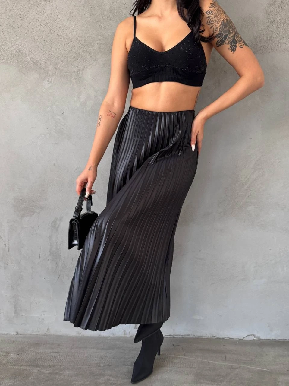 Kadın Siyah Saten Görünümlü Beli Lastikli Piliseli Uzun Boy Etek HZL25W-FRY130011