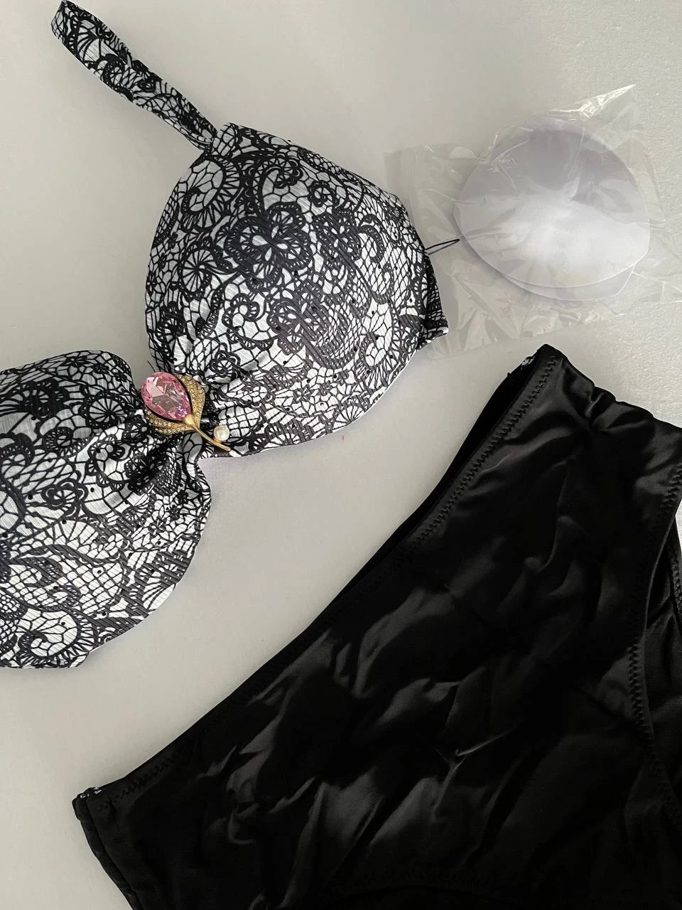 Kadın Siyah Taş İşlemeli Toka Aksesuarlı Bikini Takım HZL25S-LC3311