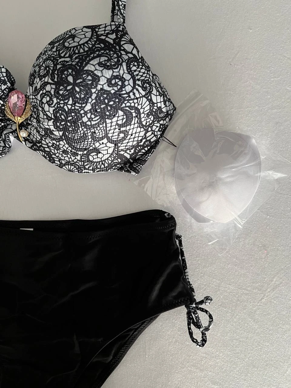 Kadın Siyah Taş İşlemeli Toka Aksesuarlı Bikini Takım HZL25S-LC3311