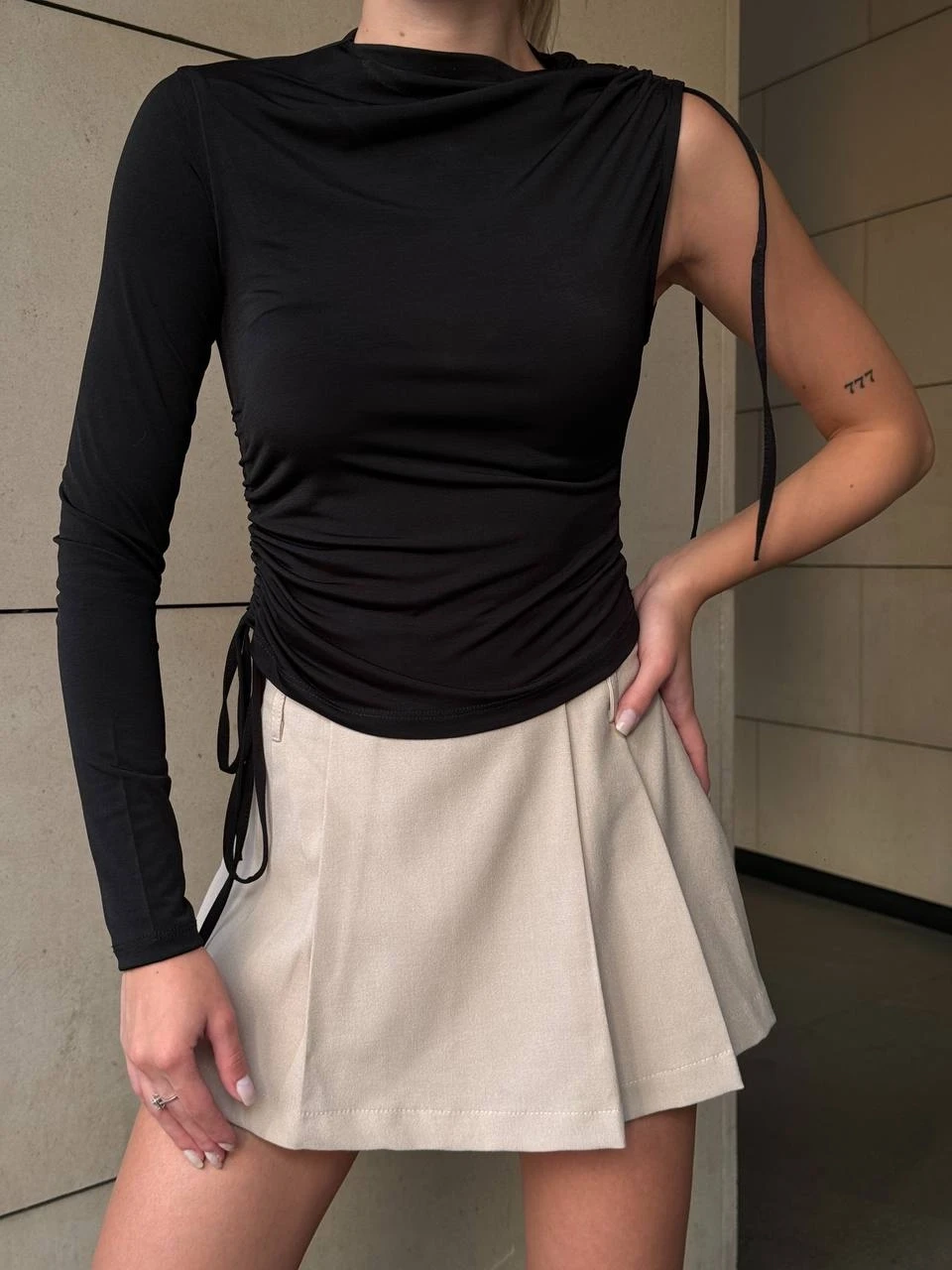 Kadın Siyah Tek Kol Yanları Büzgülü Sandy Kumaş Bluz HZL25W-ZK11501