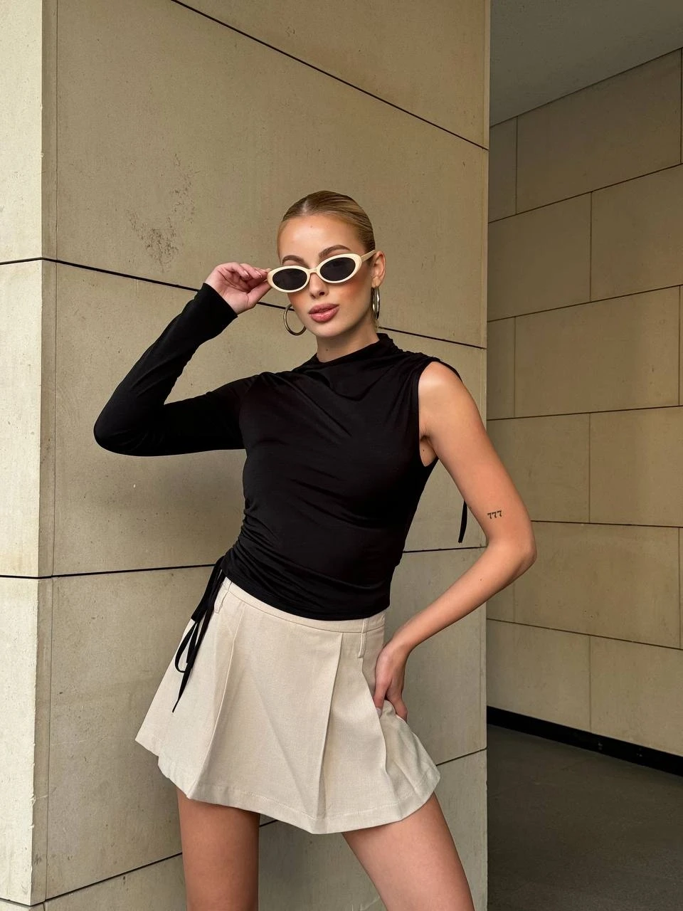 Kadın Siyah Tek Kol Yanları Büzgülü Sandy Kumaş Bluz HZL25W-ZK11501