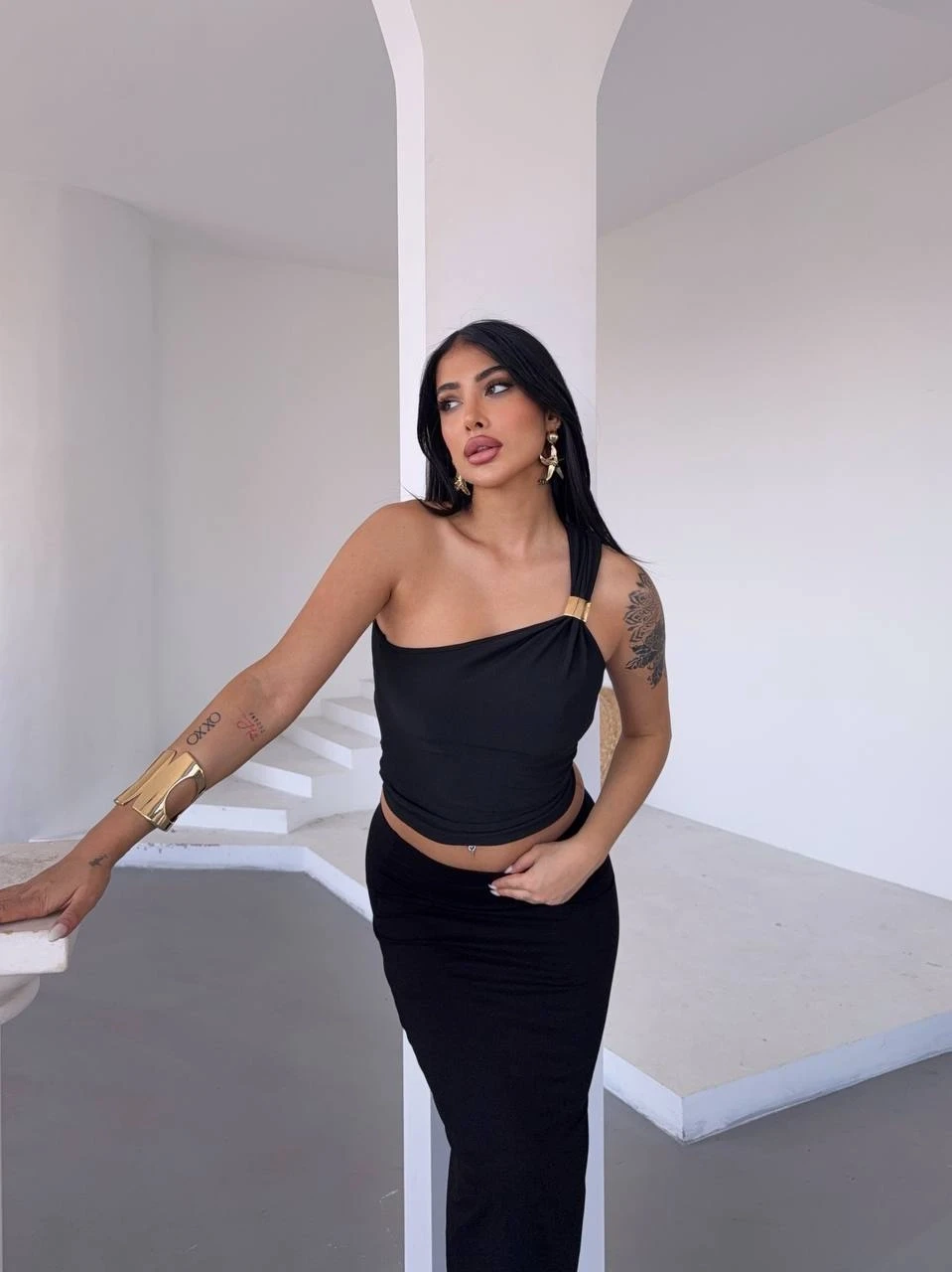 Kadın Siyah Tek Omuz Gold Metal Detaylı Bluz HZL25S-FRY123111