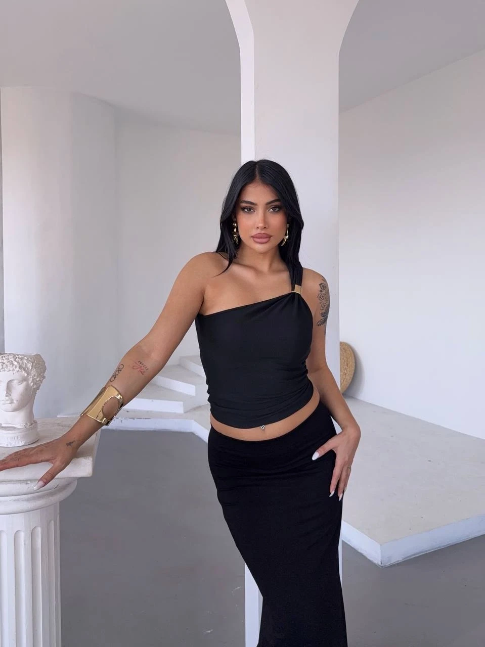 Kadın Siyah Tek Omuz Gold Metal Detaylı Bluz HZL25S-FRY123111