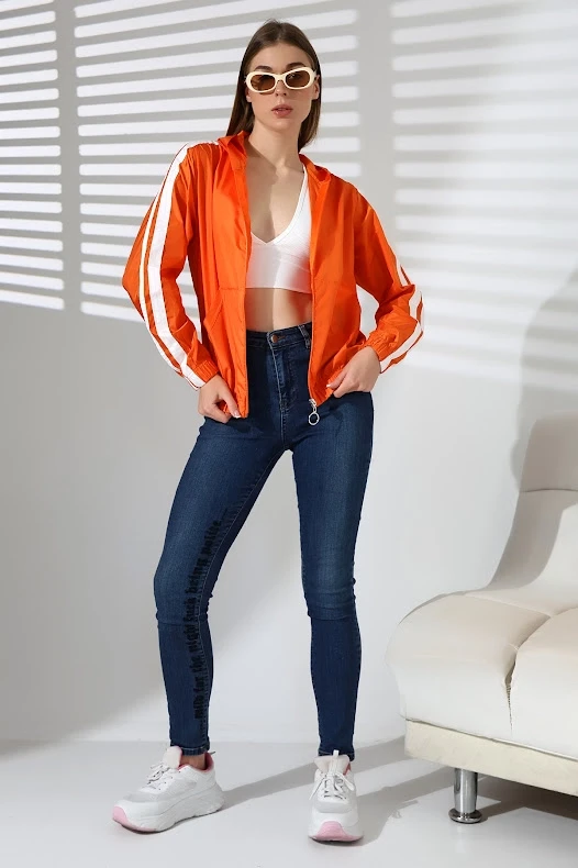 Kadın Turuncu Beyaz Şeritli Cepli Fermuarlı Kapüşonlu Mont HZL24W-DSB12401