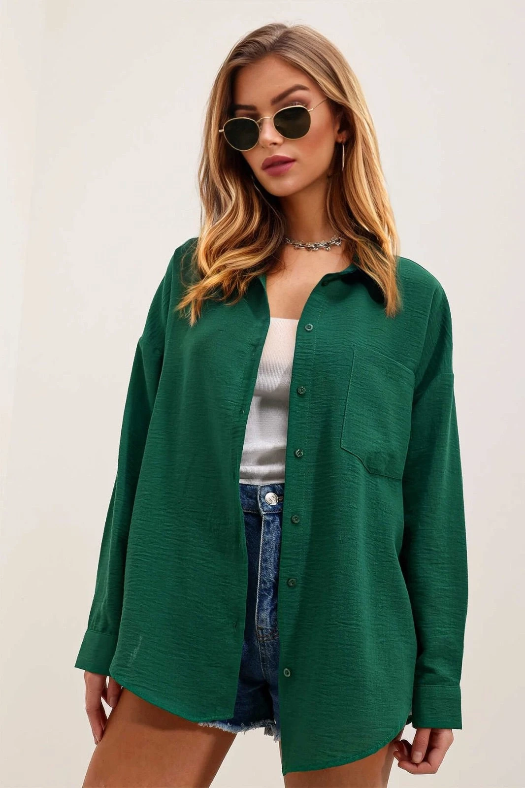 Kadın Zümrüt Yeşil Tek Cepli Oversize Keten Ayrobin Gömlek HZL24S-BD1201531