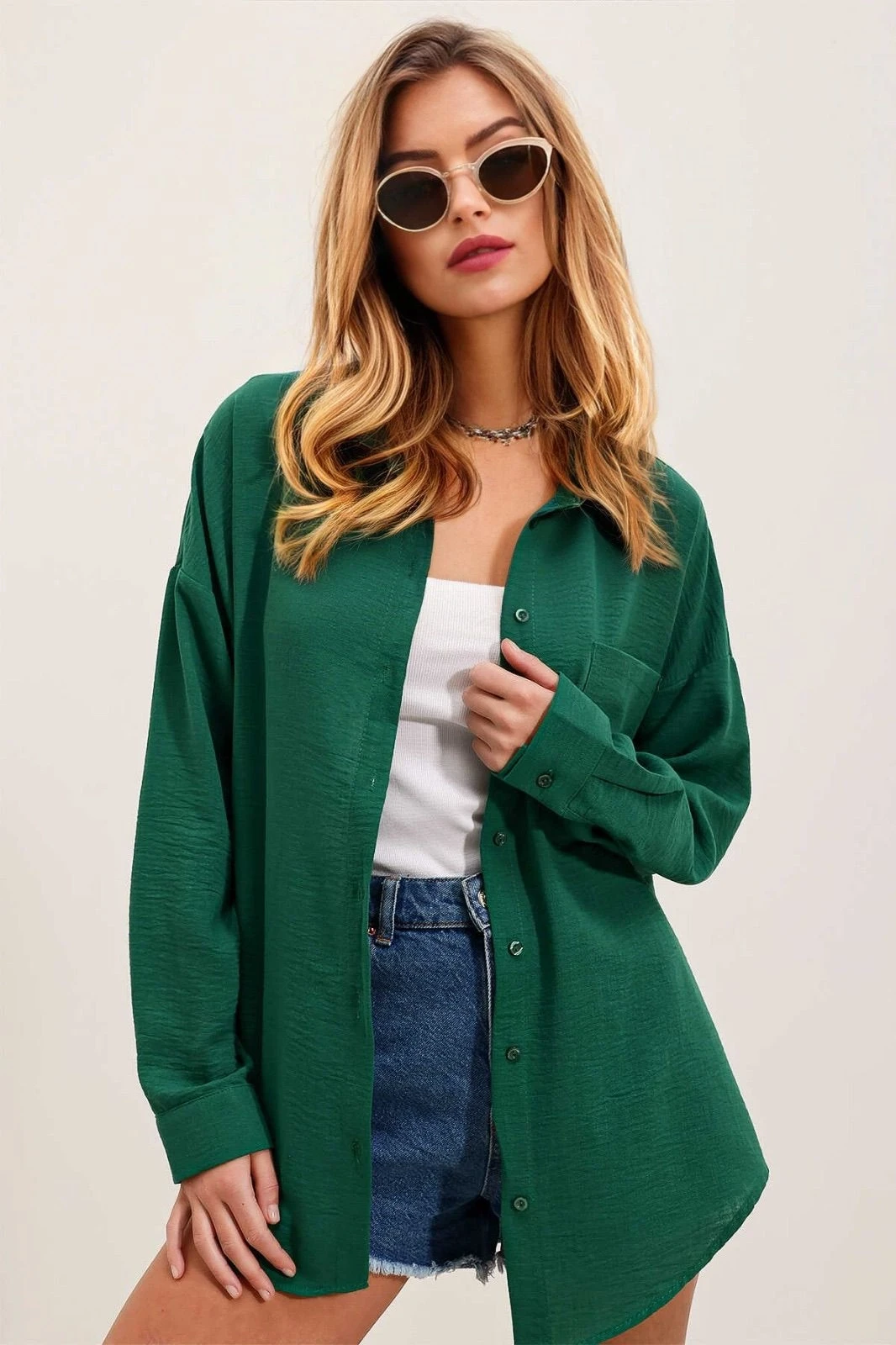 Kadın Zümrüt Yeşil Tek Cepli Oversize Keten Ayrobin Gömlek HZL24S-BD1201531