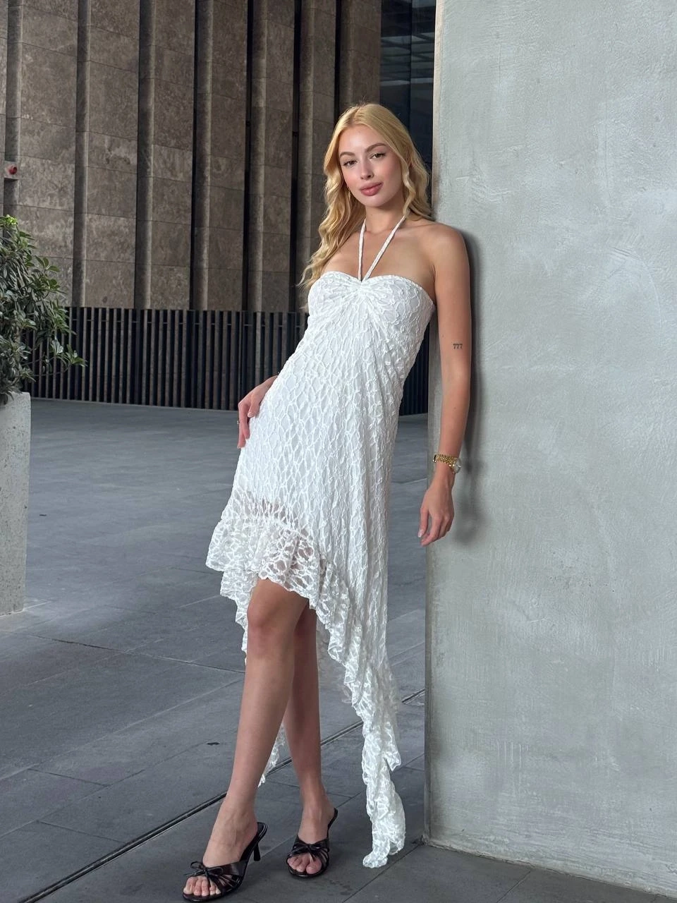 Kadın Beyaz Boyundan Bağlamalı Straplez Asimetrik Astarlı Dantel Elbise HZL25S-ZK13671