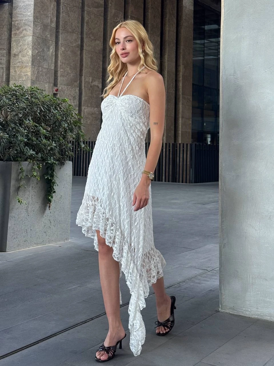 Kadın Beyaz Boyundan Bağlamalı Straplez Asimetrik Astarlı Dantel Elbise HZL25S-ZK13671