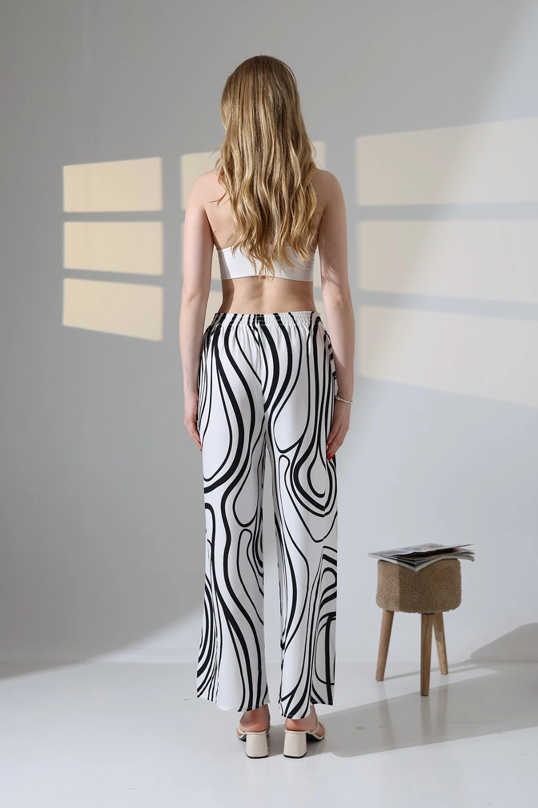 Kadın Beyaz Desenli Beli Lastikli Cepsiz Bol Kesim Viskon Pantolon HZL25S-DSB17771