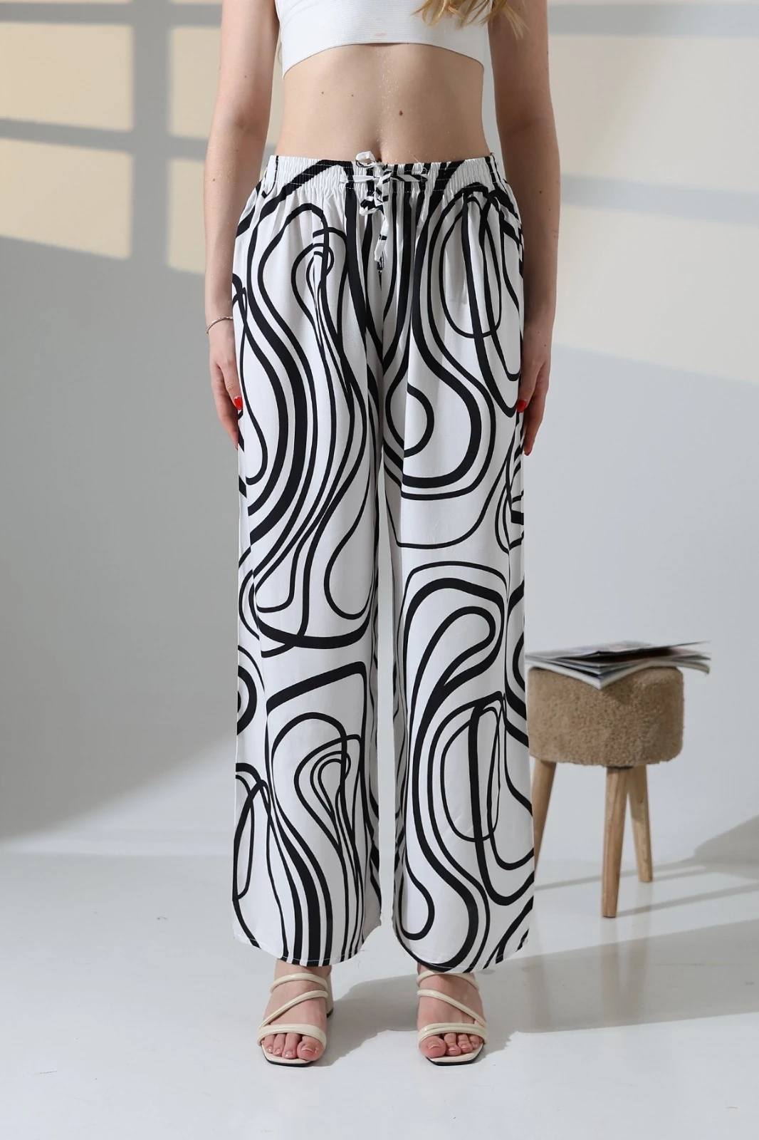 Kadın Beyaz Desenli Beli Lastikli Cepsiz Bol Kesim Viskon Pantolon HZL25S-DSB17771