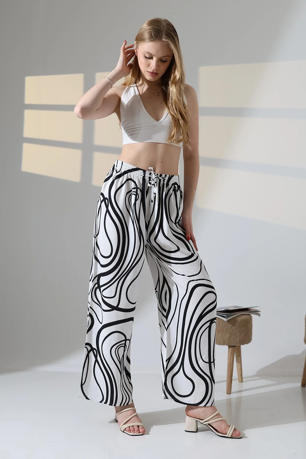 Kadın Beyaz Desenli Beli Lastikli Cepsiz Bol Kesim Viskon Pantolon HZL25S-DSB17771