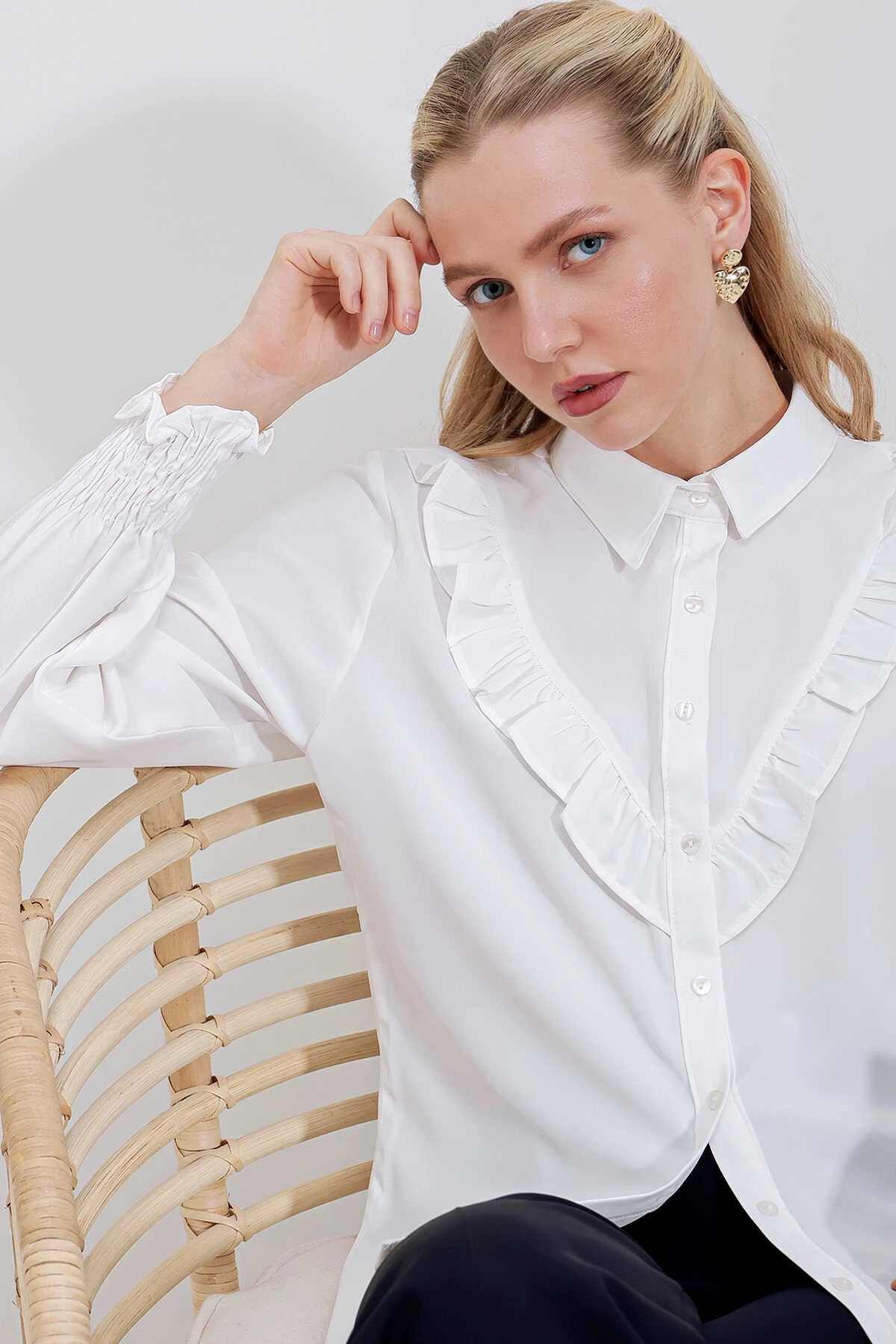 Kadın Beyaz Fırfır Detaylı Uzun Kollu Şık Gömlek HZL25W-BD1202231