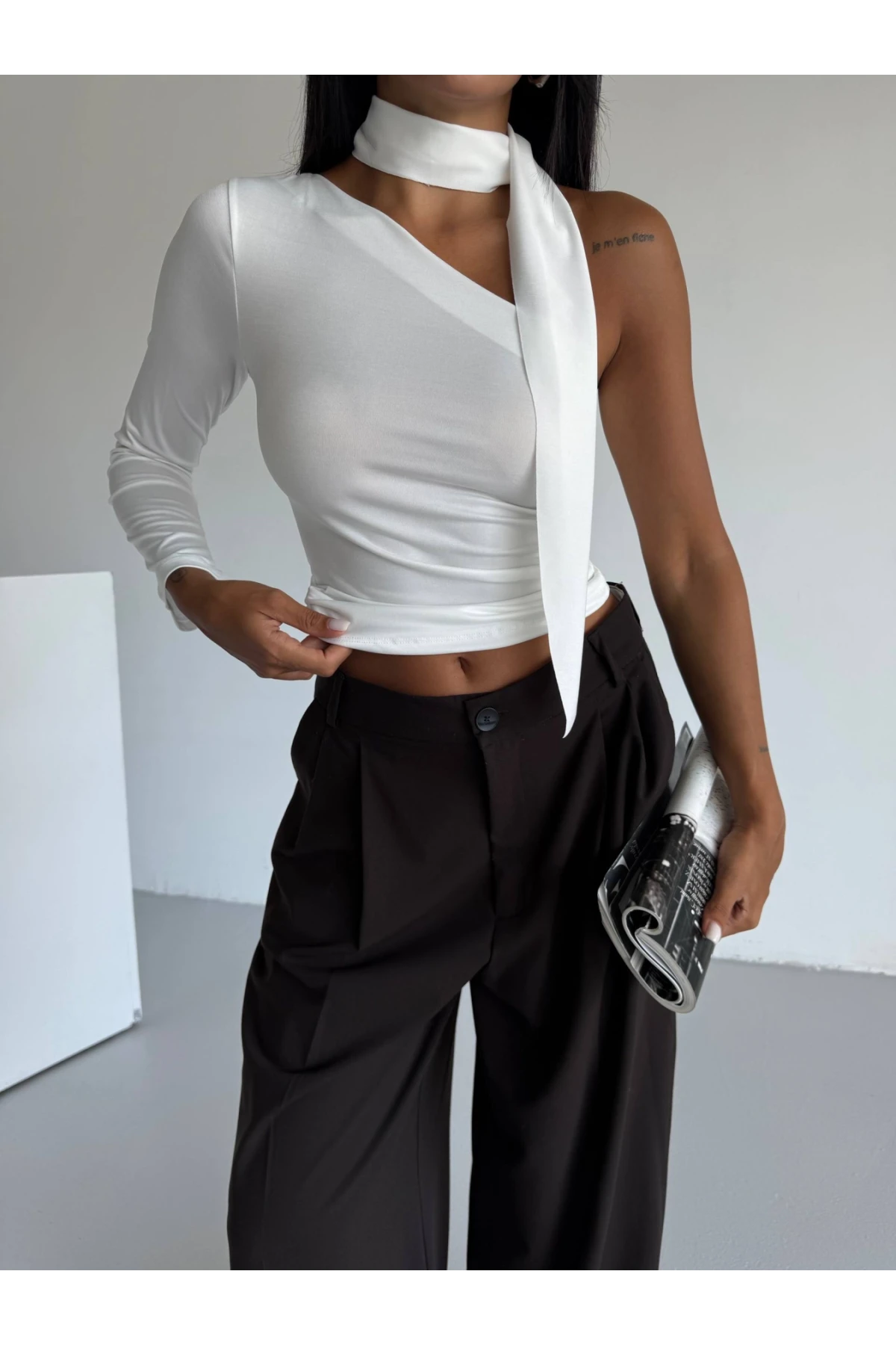 Kadın Beyaz Fularlı Sandy Kumaş Asimetrik Kesim Bluz HZL25S-FRY123371