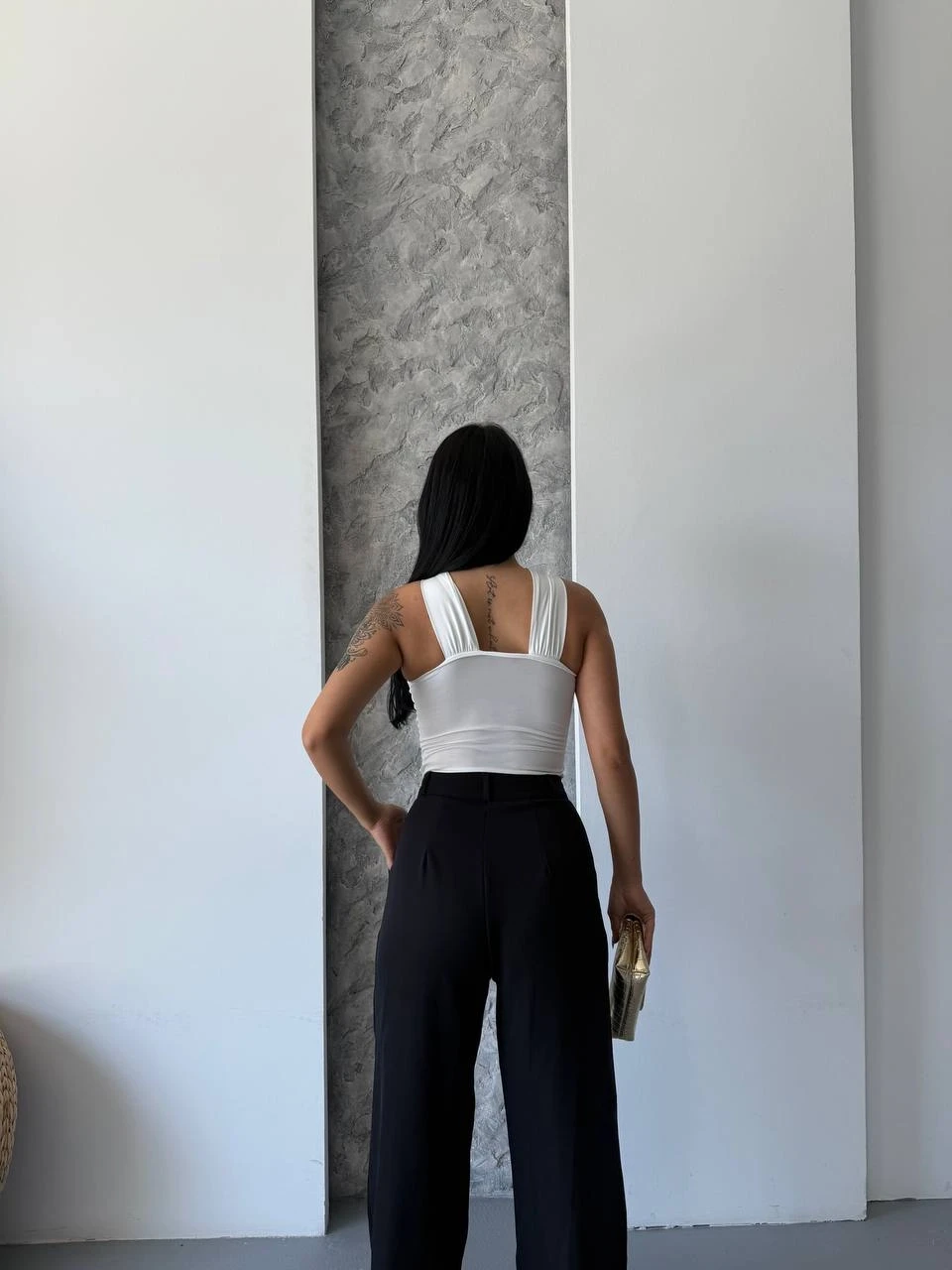 Kadın Beyaz Halter Yaka Metal Detaylı Şık Crop Bluz HZL25S-FRY123251