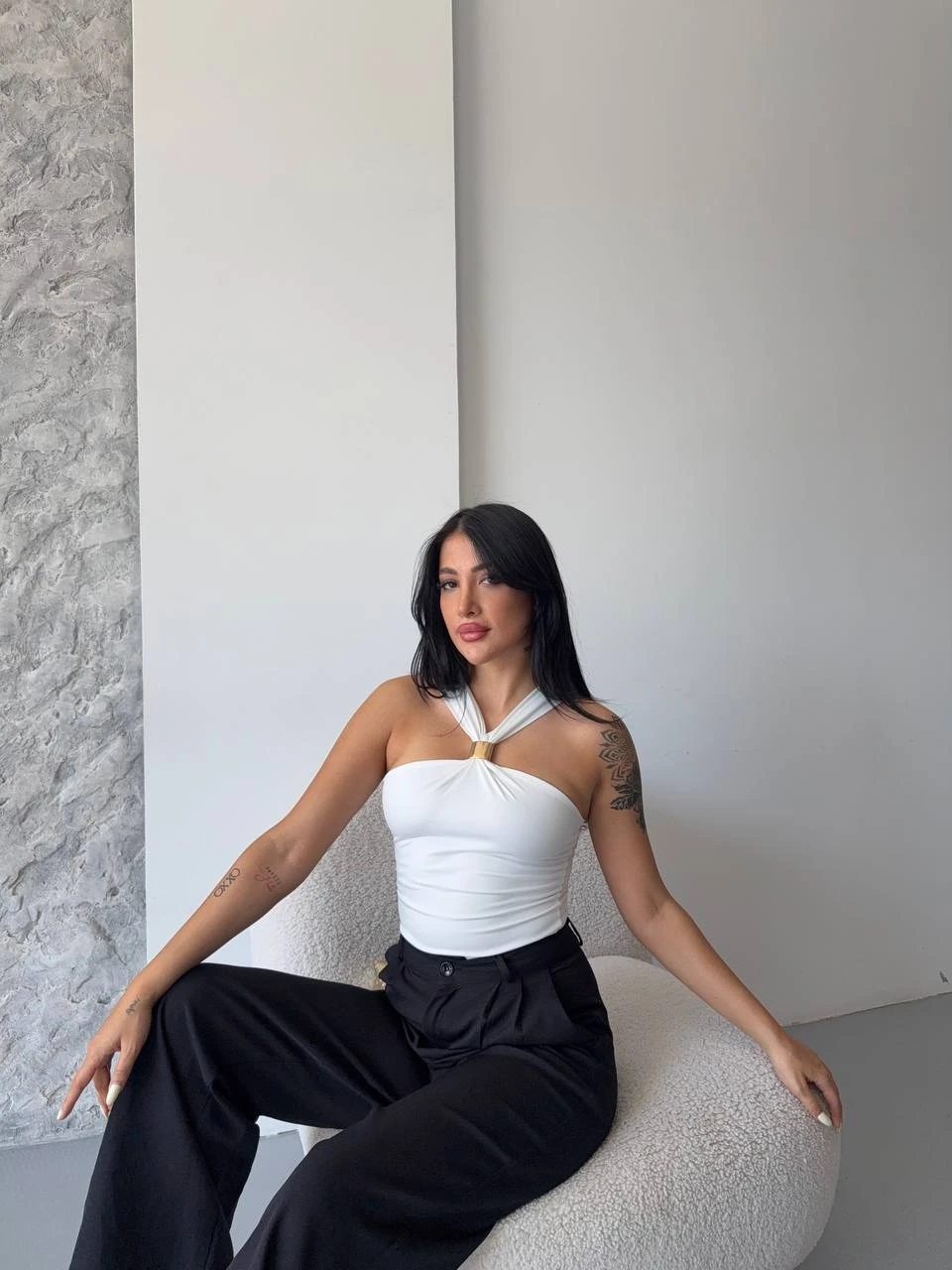 Kadın Beyaz Halter Yaka Metal Detaylı Şık Crop Bluz HZL25S-FRY123251