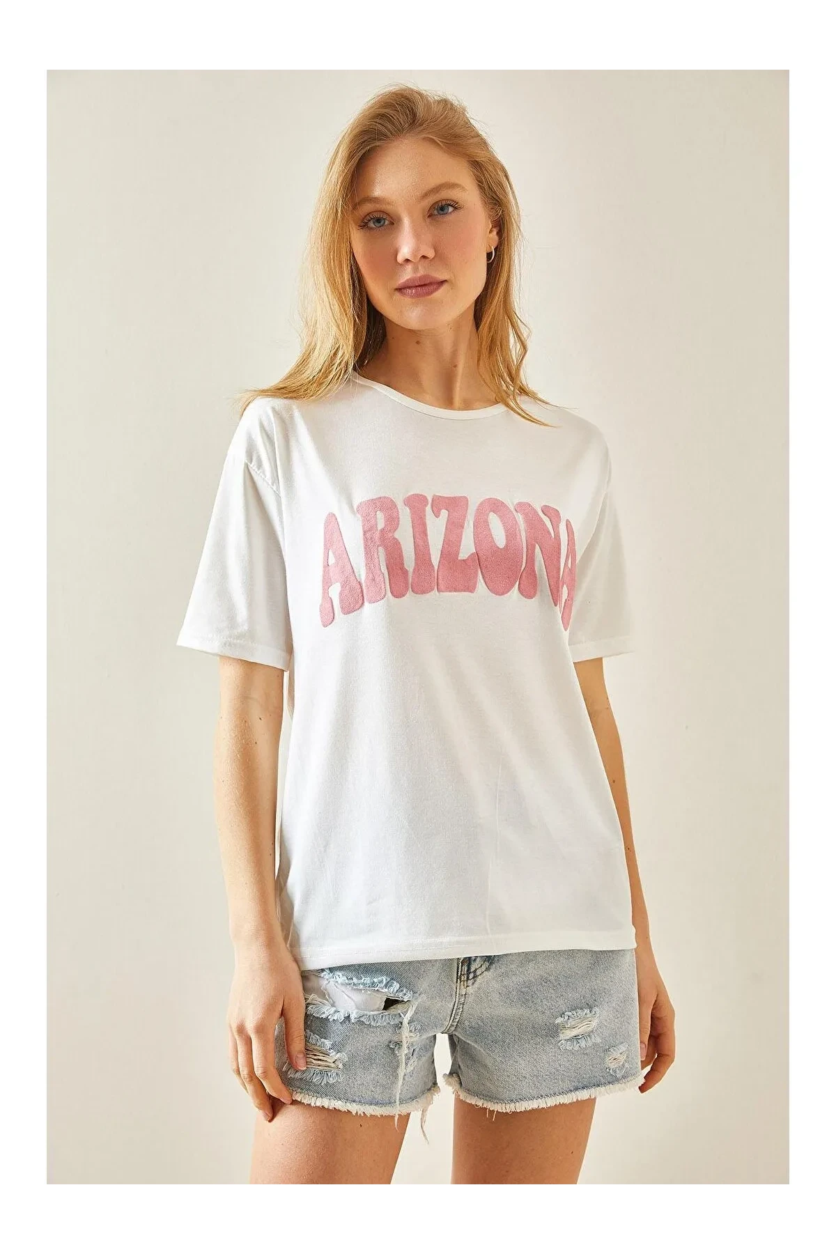 Kadın Beyaz Pembe Arizona Baskılı Bisiklet Yaka T-Shirt HZL24S-DSB120261