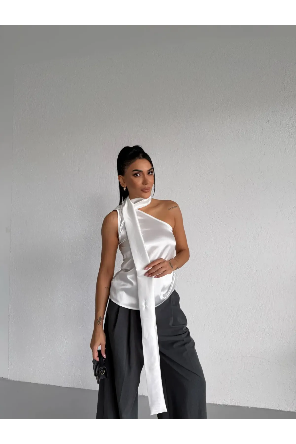 Kadın Beyaz Saten Şal Yaka Boyun Bağlamalı Asimetrik Bluz HZL26W-FRY123731