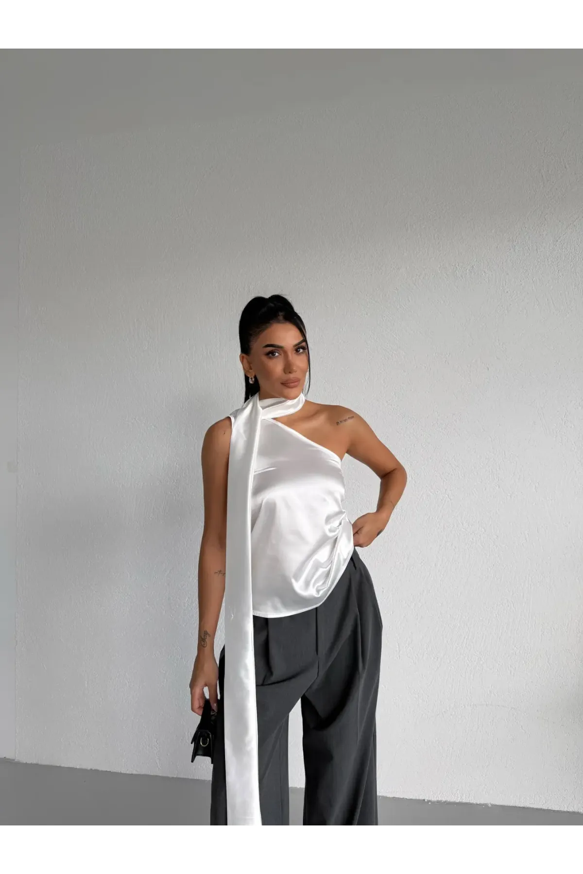Kadın Beyaz Saten Şal Yaka Boyun Bağlamalı Asimetrik Bluz HZL26W-FRY123731