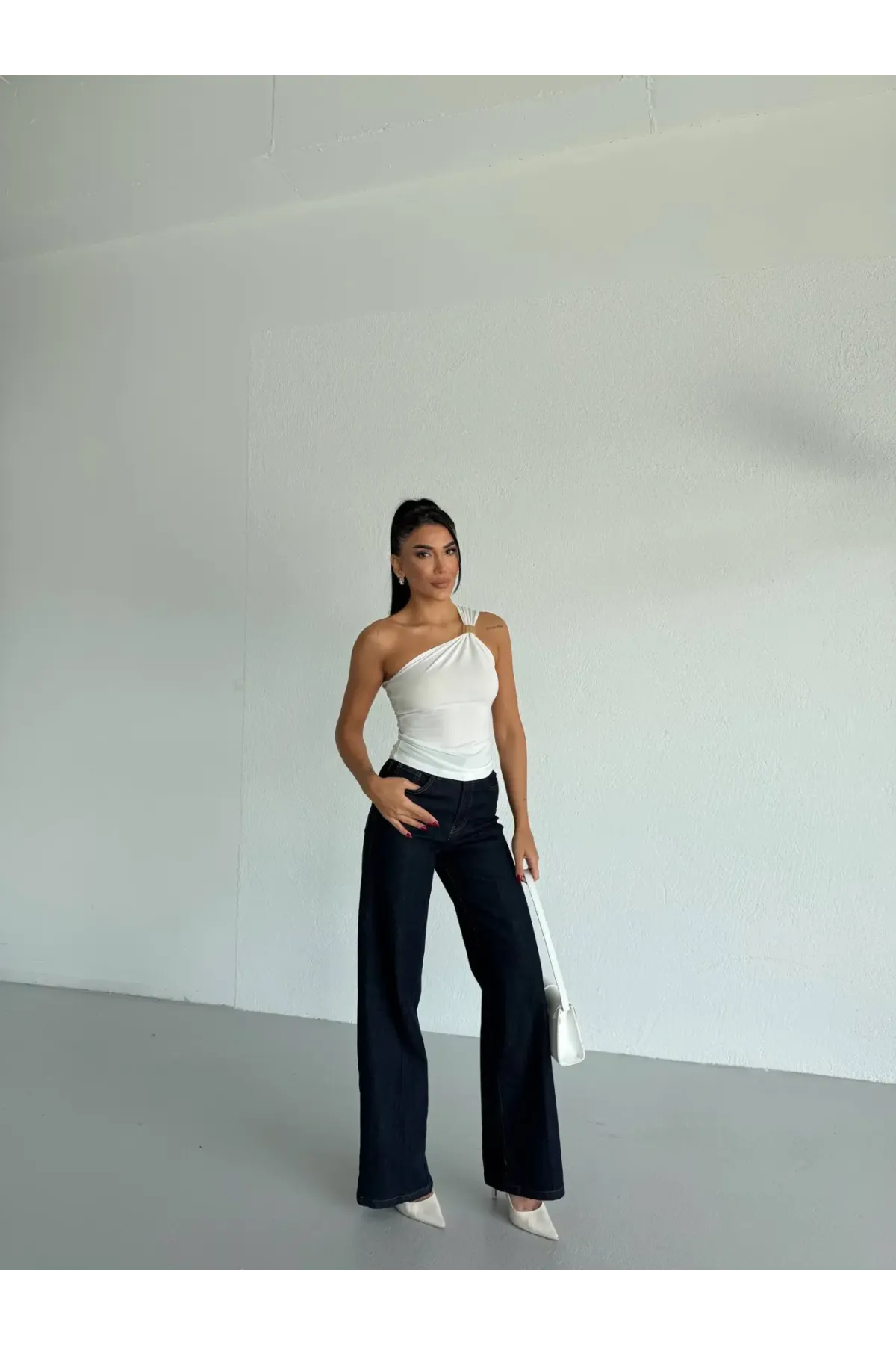 Kadın Beyaz Tek Omuz Gold Metal Detaylı Sandy Bluz HZL26S-FRY123821