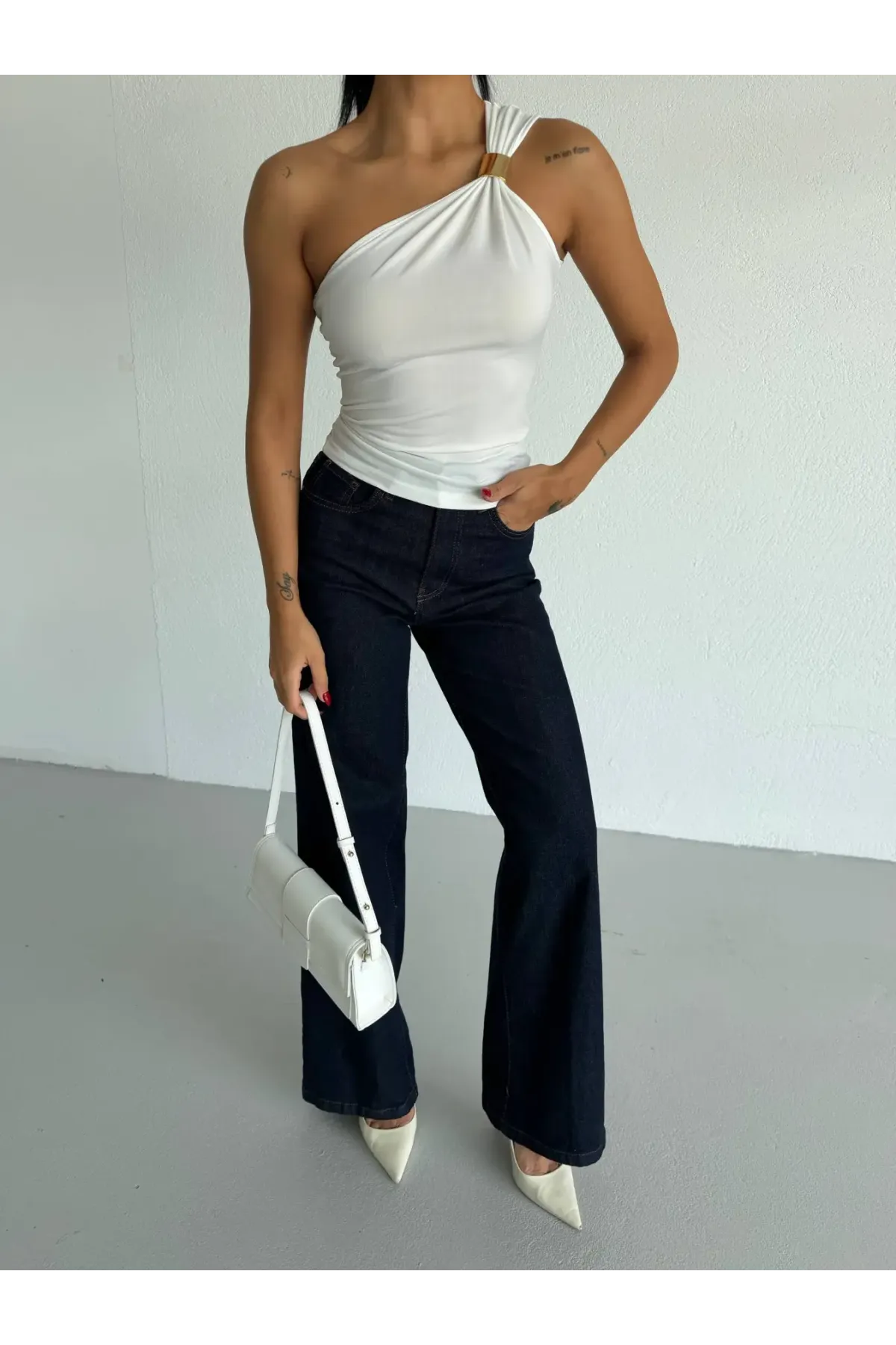 Kadın Beyaz Tek Omuz Gold Metal Detaylı Sandy Bluz HZL26S-FRY123821