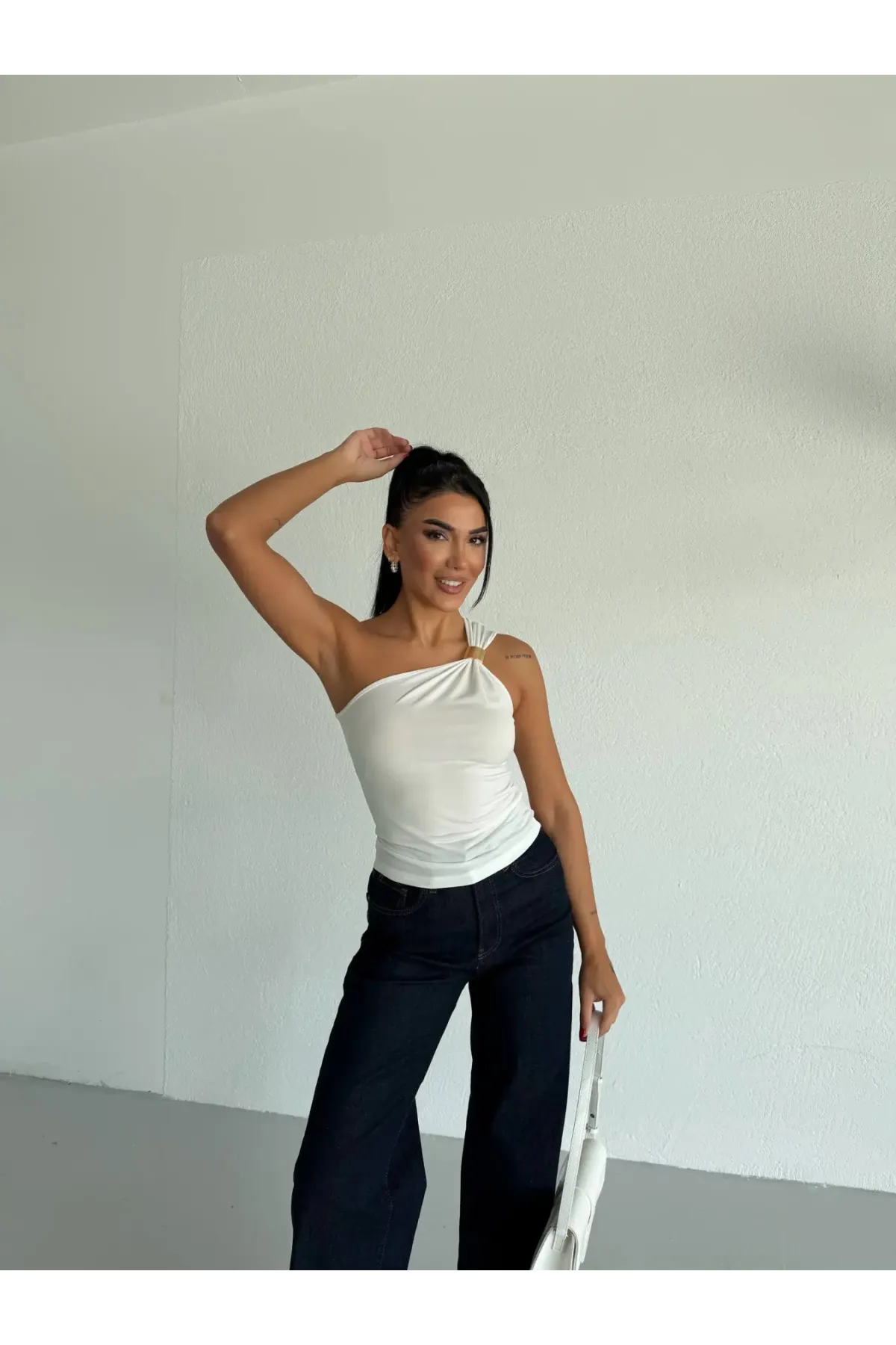 Kadın Beyaz Tek Omuz Gold Metal Detaylı Sandy Bluz HZL26S-FRY123821