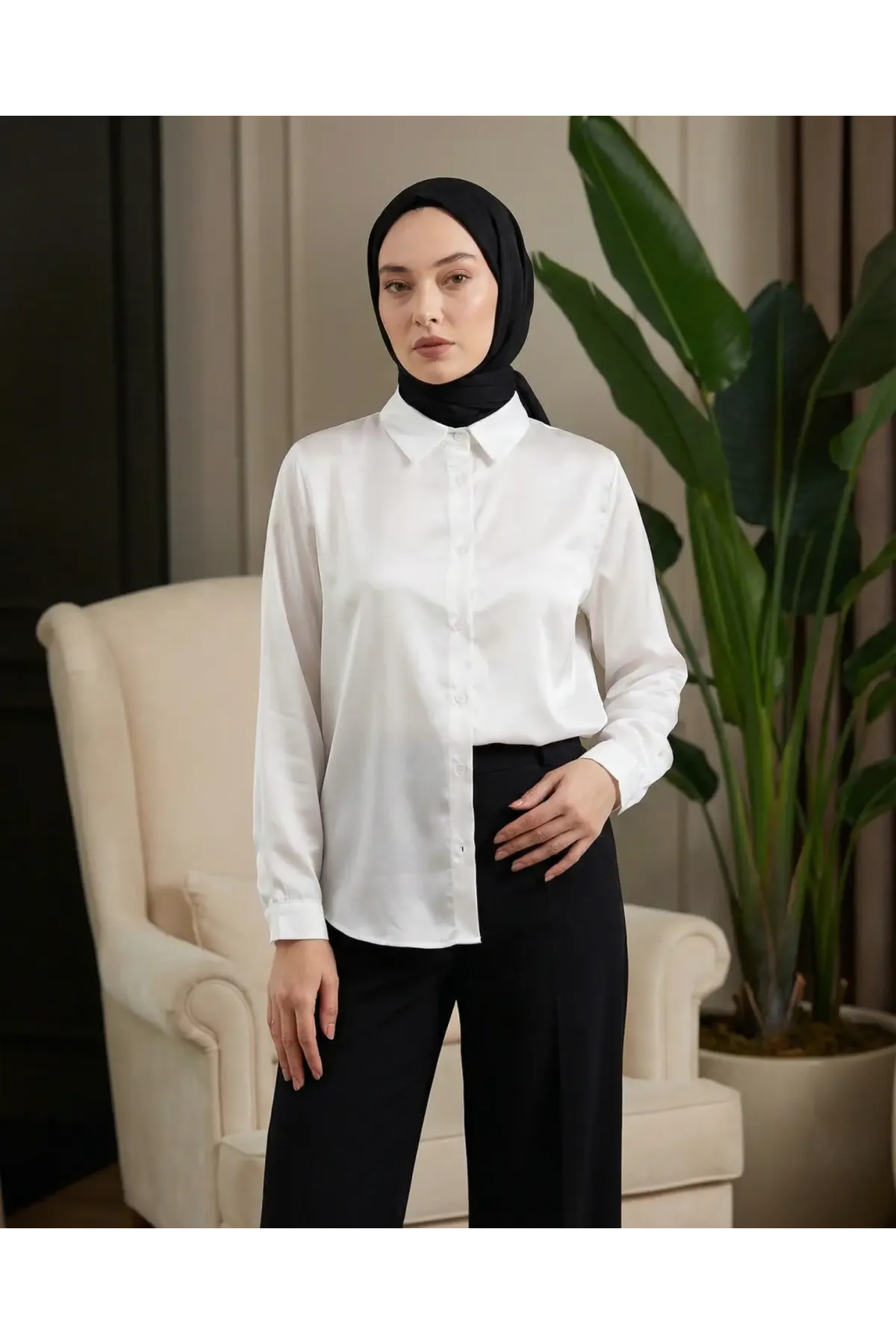 Kadın Beyaz Tesettür Küçük ve Büyük Bedenler Hafif Dökümlü Saten Yüzeyli Gömlek HZL25W-BD139641